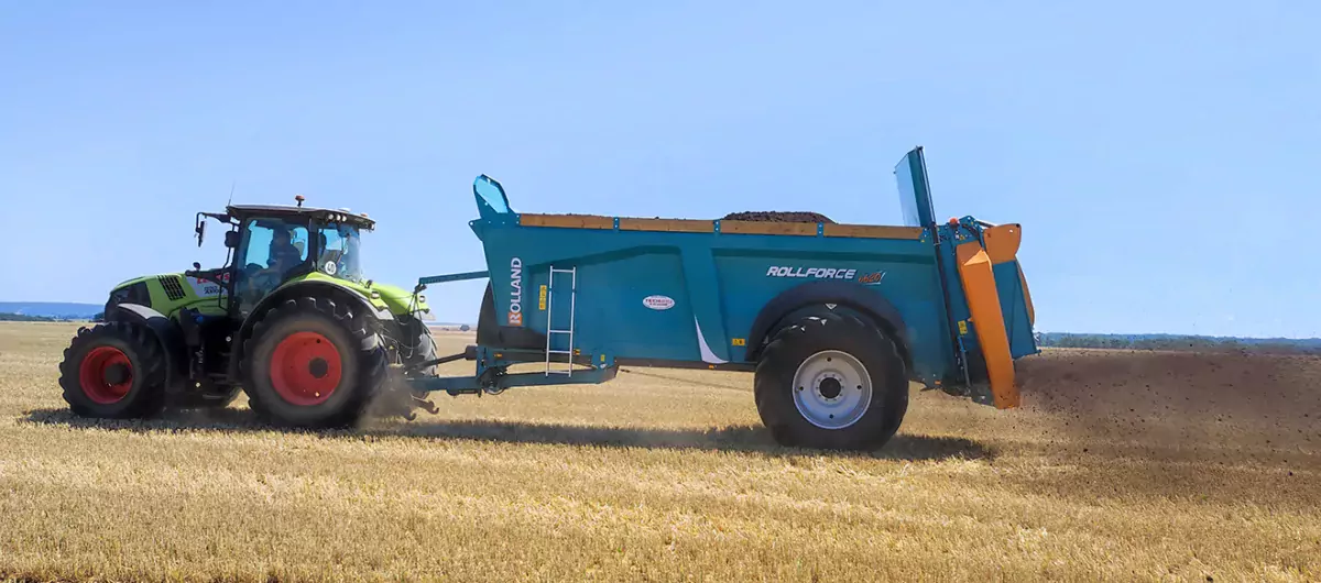 rolland remorques autre tracteur et épandeur ROLLFORCE dans un champ en action épandage