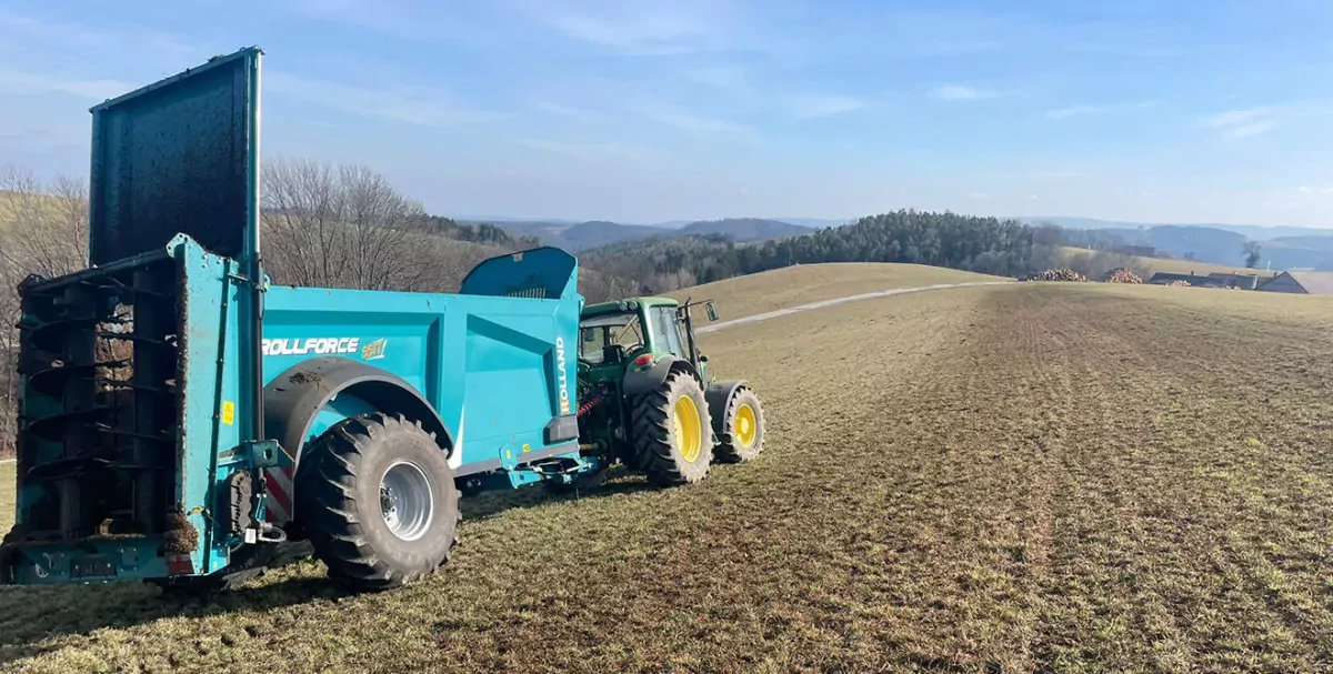 rolland remorques autre tracteur et épandeur ROLLFORCE dans un champ