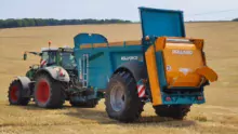 rolland remorques tracteur et épandeur ROLLFORCE dans un champ