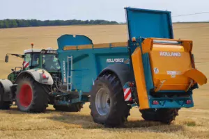 rolland remorques tracteur et épandeur ROLLFORCE dans un champ