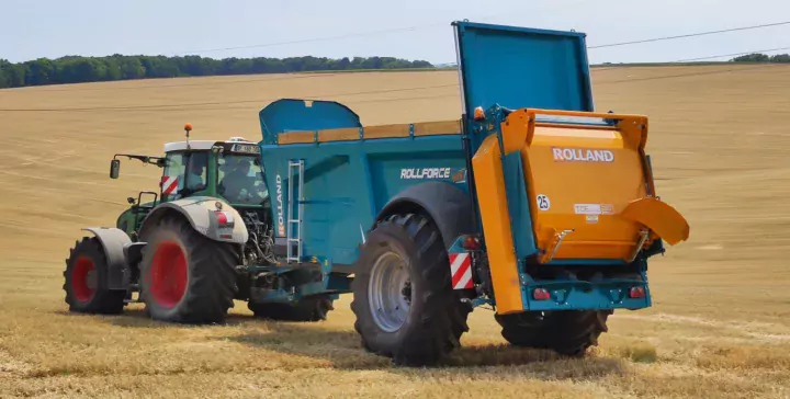 rolland remorques tracteur et épandeur ROLLFORCE dans un champ