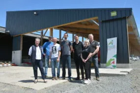 Personnes devant un bâtiment génisses