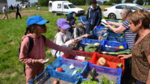 Des groupes d’enfants réalisent un parcours parmi 25 ateliers conçus avec pédagogie pour aborder différentes facettes de l’agriculture.