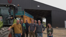 Devant le nouveau bâtiment, Jean-François Blanchais, Noël Cade, Victor Bourdais, Corentin Séguin, Laurent et David Coupé avec Gaëlle Minson de la Chambre d’agriculture.