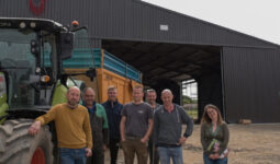 Devant le nouveau bâtiment, Jean-François Blanchais, Noël Cade, Victor Bourdais, Corentin Séguin, Laurent et David Coupé avec Gaëlle Minson de la Chambre d’agriculture.