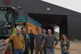 Devant le nouveau bâtiment, Jean-François Blanchais, Noël Cade, Victor Bourdais, Corentin Séguin, Laurent et David Coupé avec Gaëlle Minson de la Chambre d’agriculture.