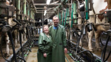 Les éleveurs Coralie et David Gallais dans leur salle de traite.
