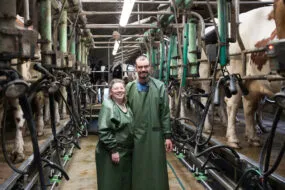 Les éleveurs Coralie et David Gallais dans leur salle de traite.