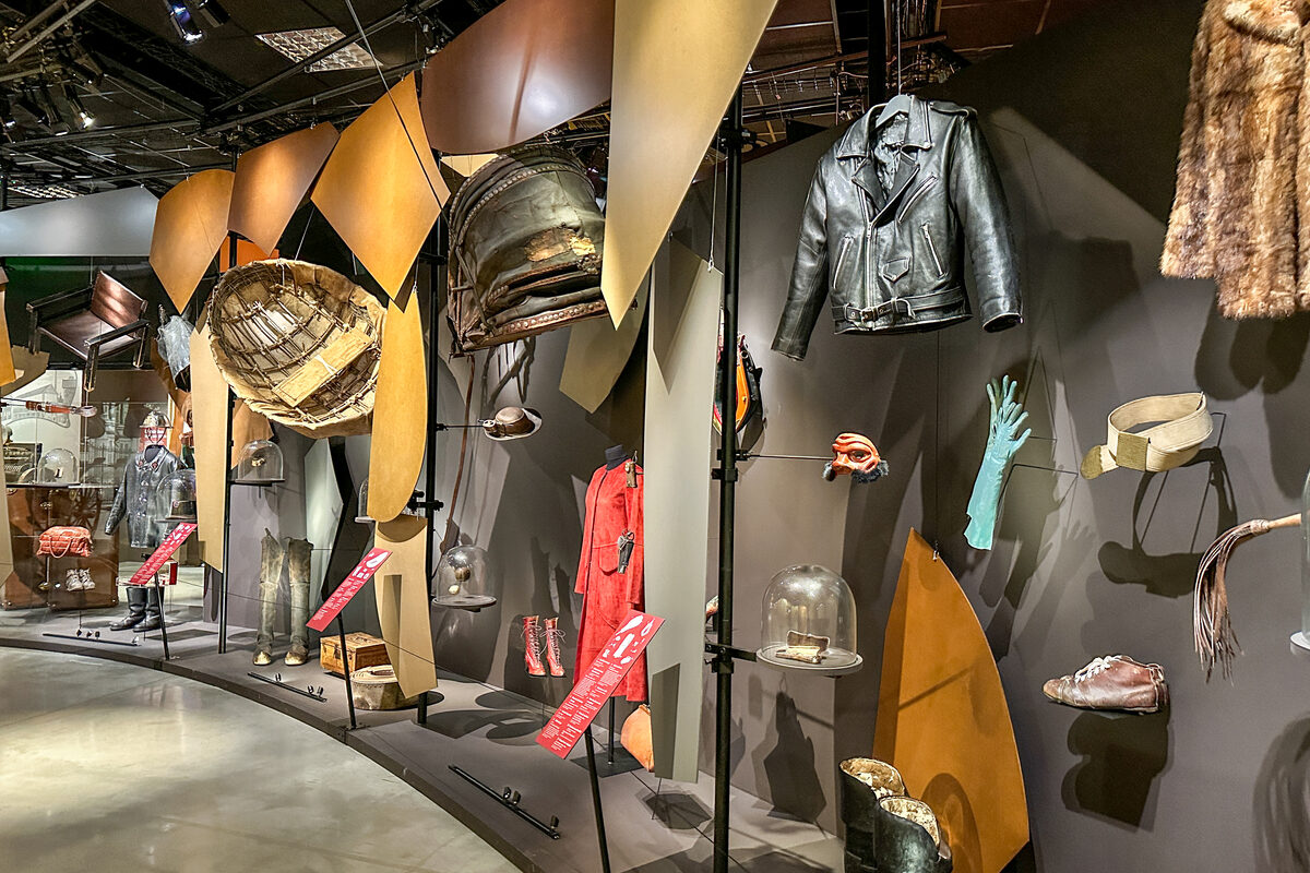 Objets en cuir dans un musée - Illustration L’épopée du cuir