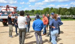 Des agriculteurs en réunion technique