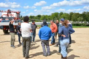 Des agriculteurs en réunion technique