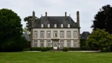 La malouinière avec sa grande pelouse devant