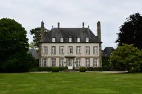 La malouinière avec sa grande pelouse devant