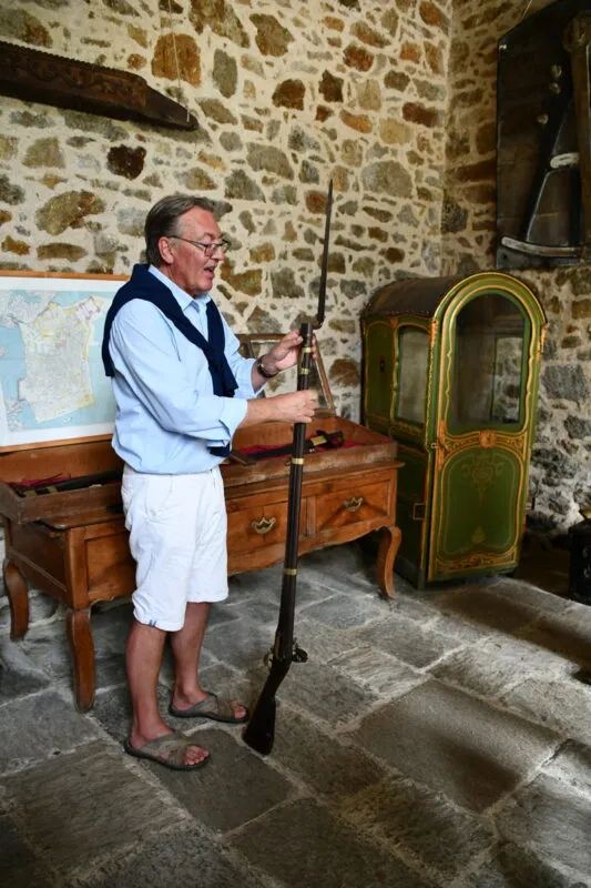 Eric Lopez tenant une arme ancienne