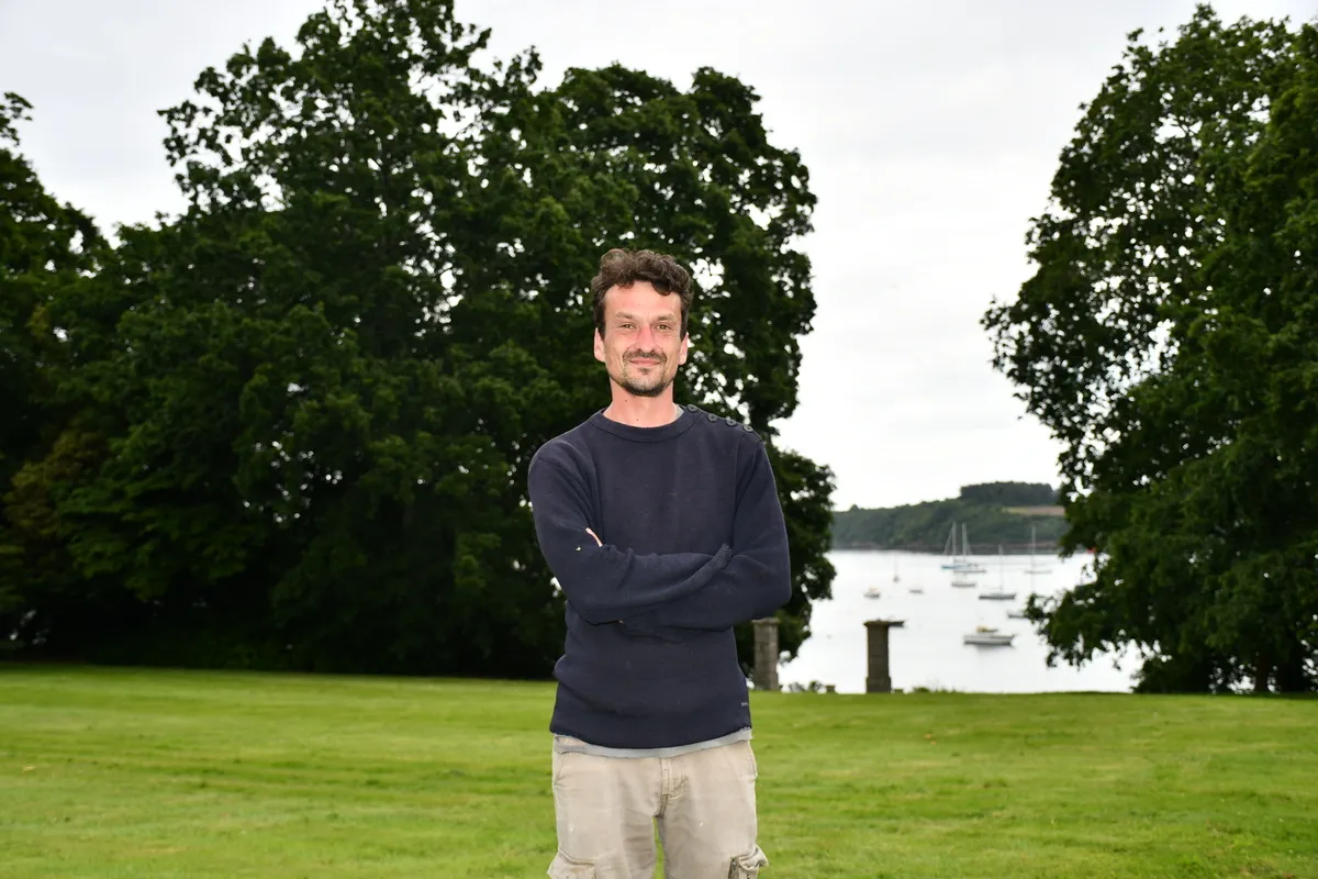 Thibault de Ferrand dans le jardin avec la Rance en arrière-plan.