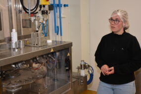 Une éleveuse dans son labo de transformation du lait