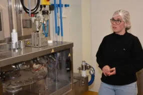 Une éleveuse dans son labo de transformation du lait