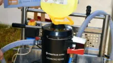 un bidon de produits phytosanitaire adapté fixé sur un connecteur pour se vider sans contact avec l'opérateur