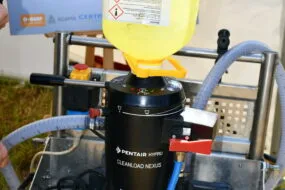 un bidon de produits phytosanitaire adapté fixé sur un connecteur pour se vider sans contact avec l'opérateur