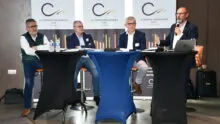 Les présidents et le directeur dans la salle de l'assemblée générale.