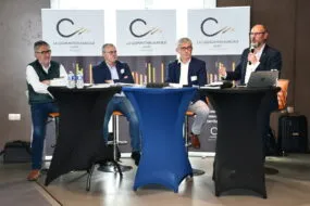 Les présidents et le directeur dans la salle de l'assemblée générale.