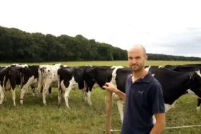 L'éleveur dans une des parcelles de pâturage avec les vaches