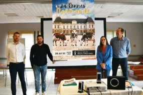Les responsables du concours à côté de l'affiche du national normand
