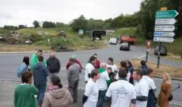 Un groupe d'agriculteurs manifestants du réseau FDSEA - JA 22 devant le rond-point de Kernilien à Guingamp