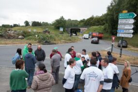 Un groupe d'agriculteurs manifestants du réseau FDSEA - JA 22 devant le rond-point de Kernilien à Guingamp