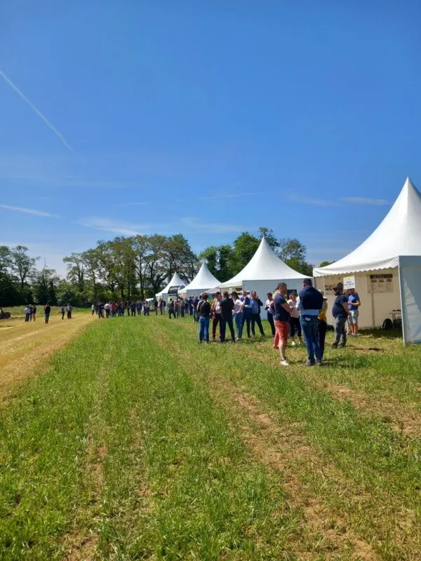 Ateliers de la journée la terre nous réunit dans un champ à Tréglamus