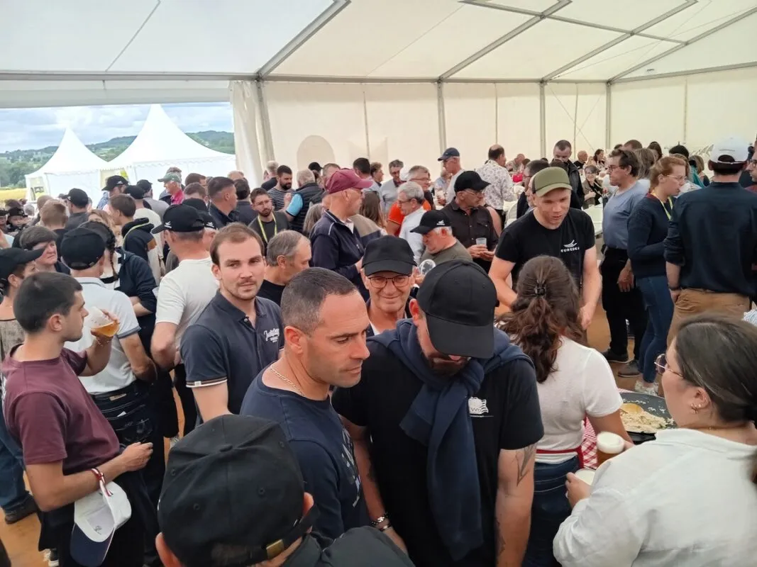 Groupe d'agriculteurs réunis lors d'un événement convivial