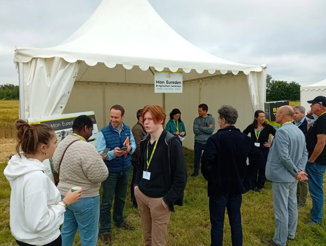 Echange entre techniciens et d'agriculteurs lors d'une journée technique