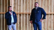 Les deux éleveurs expliquent le fonctionnement de la filière
