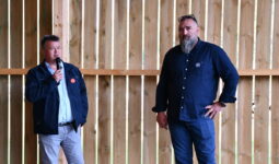 Les deux éleveurs expliquent le fonctionnement de la filière