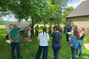 Les différents élus échangent à l'extérieur de la ferme