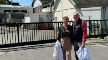 Pascale et Henri Thébault, dirigeant de Quintin Viandes, devant l'abattoir de Quintin..