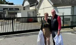 Pascale et Henri Thébault, dirigeant de Quintin Viandes, devant l'abattoir de Quintin..