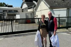 Pascale et Henri Thébault, dirigeant de Quintin Viandes, devant l'abattoir de Quintin..