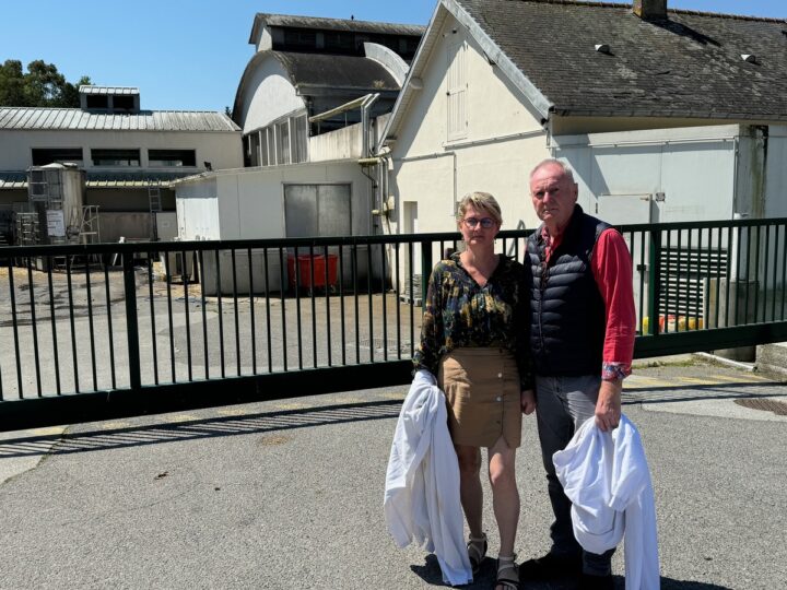 Pascale et Henri Thébault, dirigeant de Quintin Viandes, devant l'abattoir de Quintin..