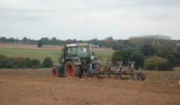 Tracteur qui laboure un champ
