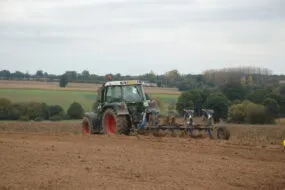 Tracteur qui laboure un champ