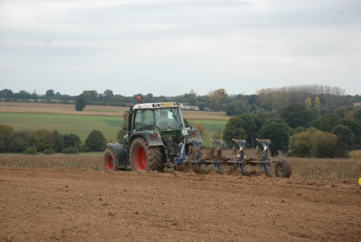 Tracteur qui laboure un champ