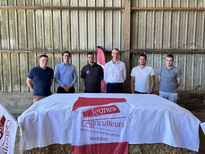 Jeunes agriculteurs du Morbihan dans un hangar