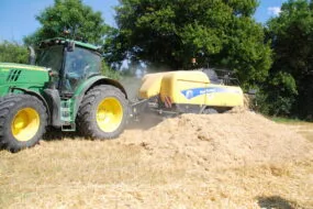 Pressage des menues pailles récupérée dans un caisson installé sur la moissonneuse