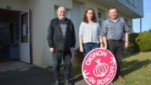 Robert Jézéquel, Nelly Maguet et Jean-Louis Rungoat posent devant le logo Oignon de Roscoff