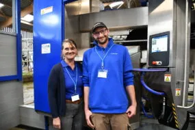 Marie-Noëlle et Maxime Pousset devant leur nouveau robot de traite Delaval