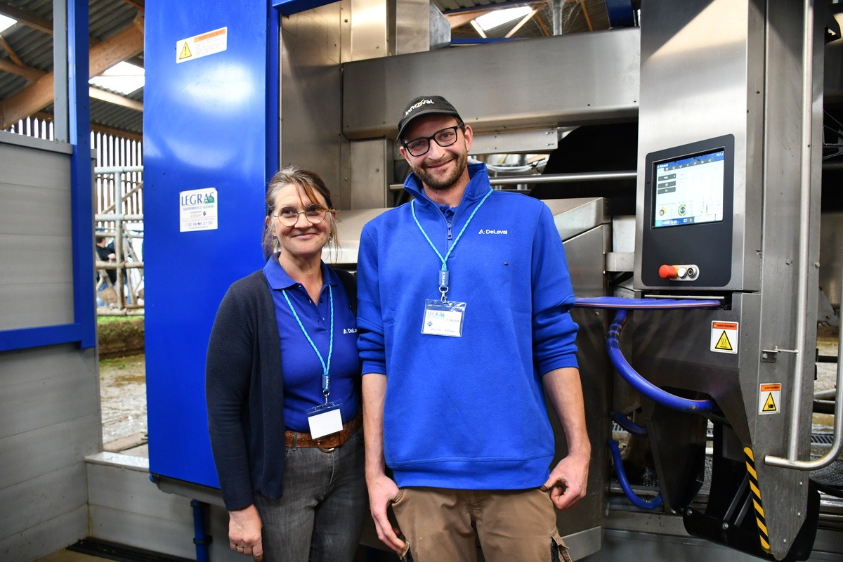 Marie-Noëlle et Maxime Pousset devant leur nouveau robot de traite Delaval - Illustration Modernisation  et robotisation sur l’EARL Pousset