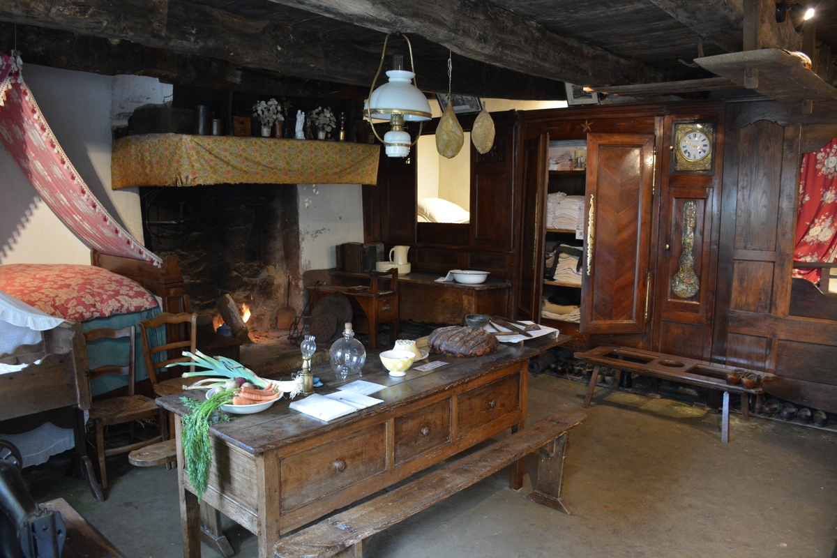 L'unique pièce d'une maison d'antan qui servait de chambre, cuisine, salle à manger et salle de bain pour toute la famill - Illustration À la découverte de la ferme d’antan