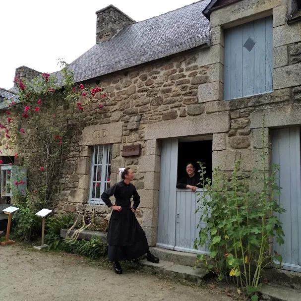 Angélique Homo et Klervi Le Grouyer, les 2 animatrices devant la ferme d'antan