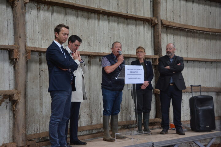 Des élus à la tribune